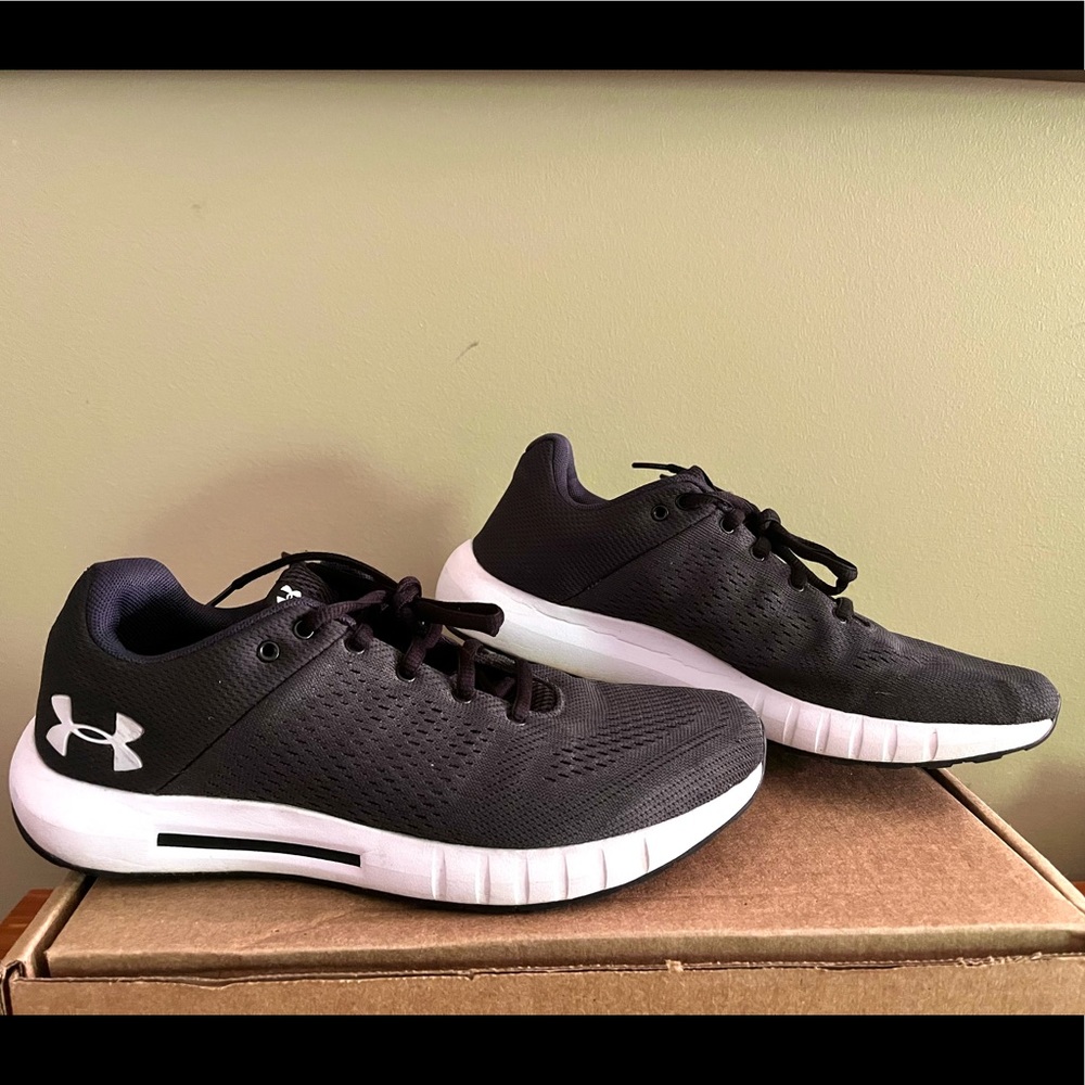 Under Armour athletic womens shoes size 8 GREAT Condition!